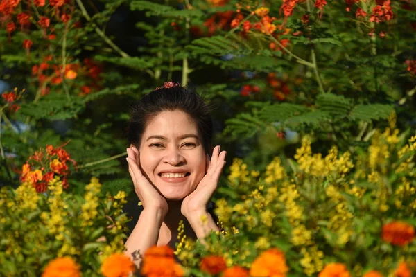 Portrait Young Asian Woman Posing Floral Park Colorful Flowers Daytime — Stock Photo, Image