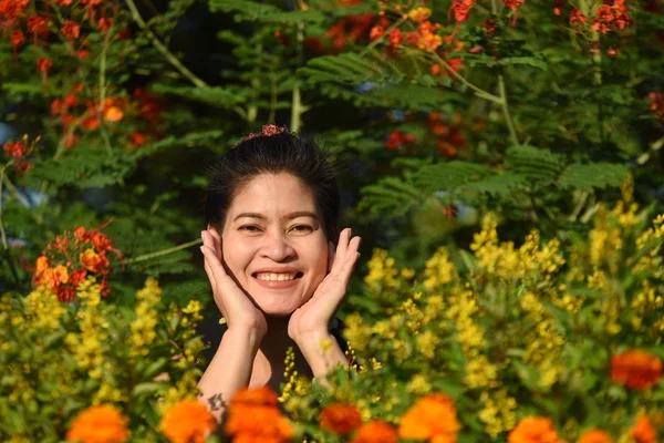 Portrait Young Asian Woman Posing Floral Park Colorful Flowers Daytime — Stock Photo, Image