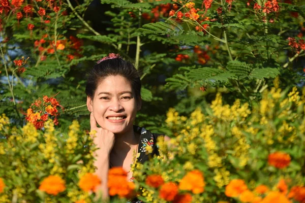 Portrait Young Asian Woman Posing Floral Park Colorful Flowers Daytime — Stock Photo, Image