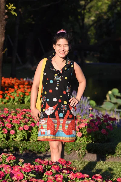 Retrato Mujer Asiática Joven Posando Parque Floral Con Flores Colores —  Fotos de Stock