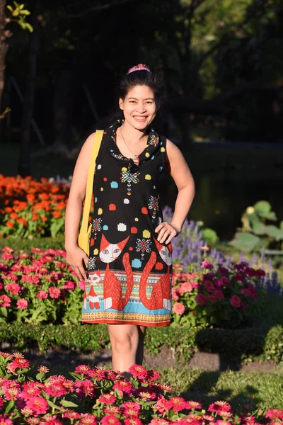 Genç Asyalı Bir Kadının Portresi Çiçek Parkında Gündüz Vakti Renkli — Stok fotoğraf