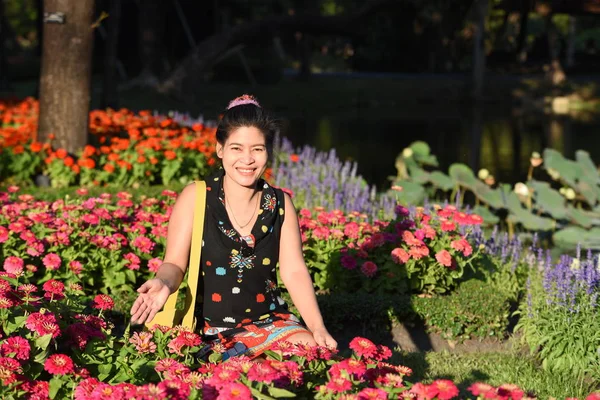 Retrato Mujer Asiática Joven Posando Parque Floral Con Flores Colores —  Fotos de Stock