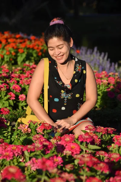 Porträt Einer Jungen Asiatin Die Tagsüber Einem Floralen Park Mit — Stockfoto
