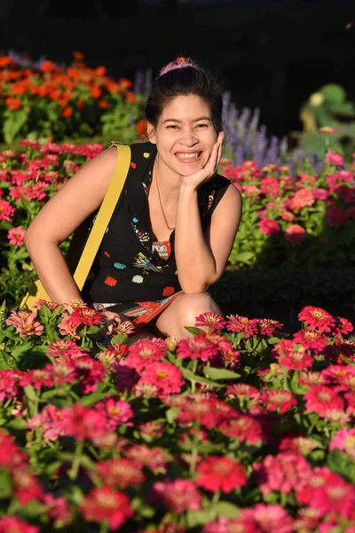 Portrait Young Asian Woman Posing Floral Park Colorful Flowers Daytime — Stock Photo, Image