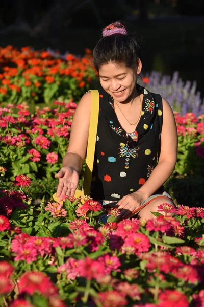 Porträt Einer Jungen Asiatin Die Tagsüber Einem Floralen Park Mit — Stockfoto