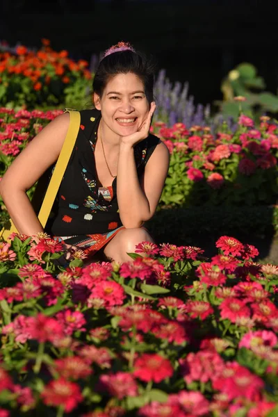 Portrait Young Asian Woman Posing Floral Park Colorful Flowers Daytime — Stock Photo, Image