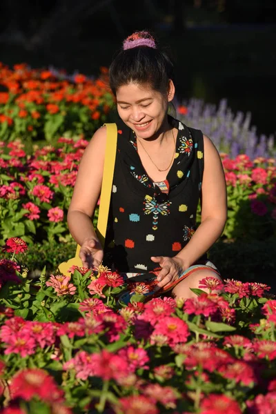Porträt Einer Jungen Asiatin Die Tagsüber Einem Floralen Park Mit — Stockfoto