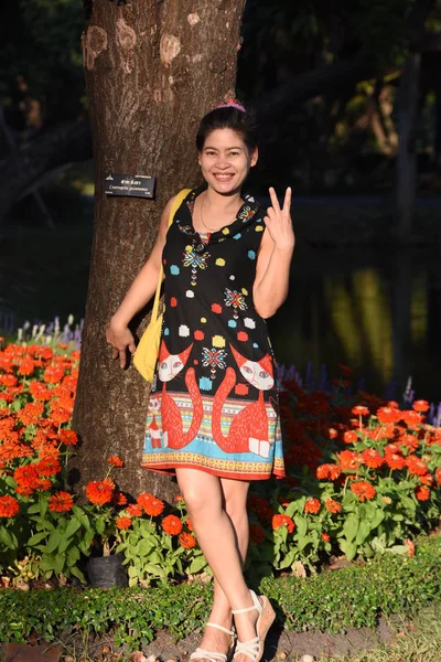 Portrait Young Asian Woman Posing Floral Park Colorful Flowers Daytime — Stock Photo, Image