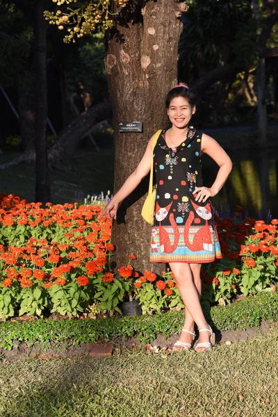 Genç Asyalı Bir Kadının Portresi Çiçek Parkında Gündüz Vakti Renkli — Stok fotoğraf
