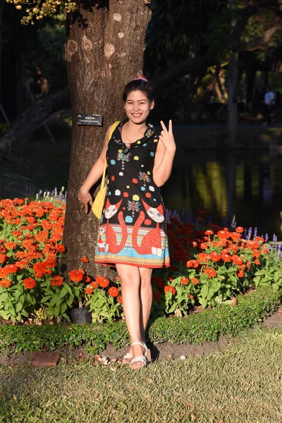 Portrait Young Asian Woman Posing Floral Park Colorful Flowers Daytime — Stock Photo, Image