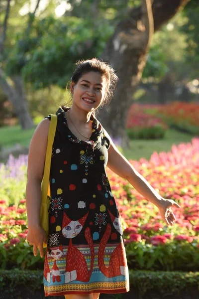 Retrato Mujer Asiática Joven Posando Parque Floral Con Flores Colores —  Fotos de Stock