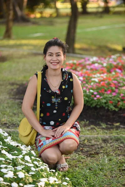 Retrato Mujer Asiática Joven Posando Parque Floral Con Flores Colores —  Fotos de Stock