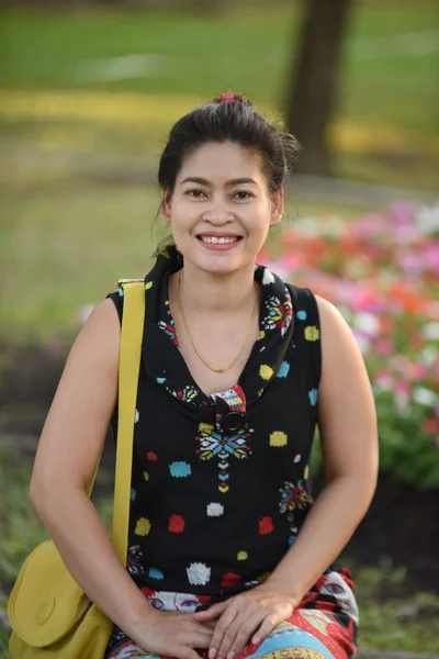 Portrait Young Asian Woman Posing Floral Park Colorful Flowers Daytime — Stock Photo, Image