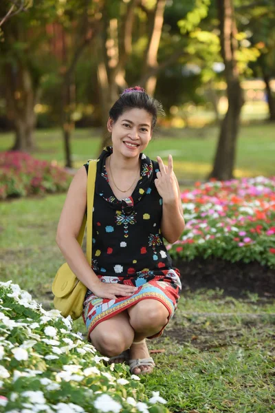 Portrait Young Asian Woman Posing Floral Park Colorful Flowers Daytime — Stock Photo, Image