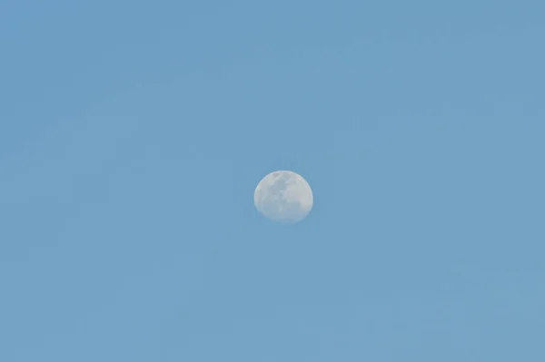 Witte Maan Blauwe Hemel — Stockfoto