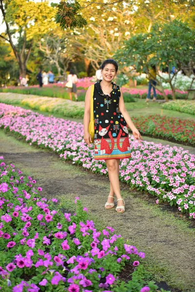 Портрет Молодой Азиатки Позирующей Цветочном Парке Красочными Цветами Днем — стоковое фото