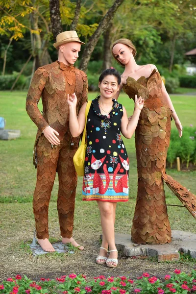 Junge Asiatin Posiert Tagsüber Mit Statue Blumenpark — Stockfoto