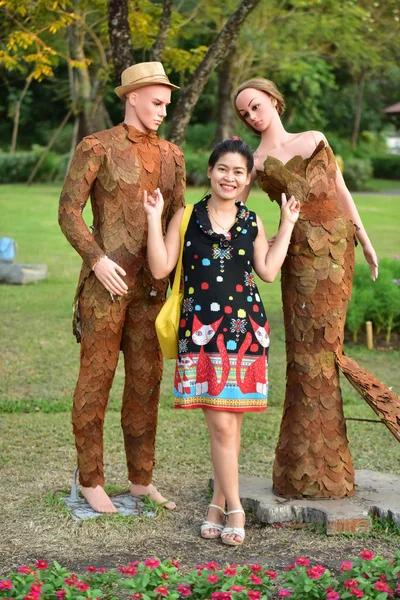 Junge Asiatin Posiert Tagsüber Mit Statue Blumenpark — Stockfoto