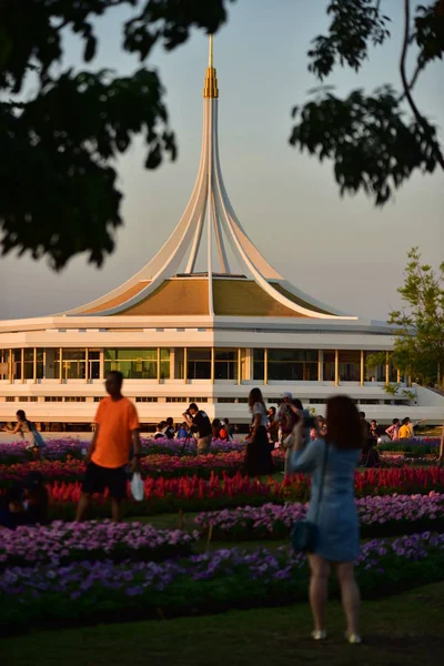 Сад Рядом Современным Зданием Таиланде — стоковое фото
