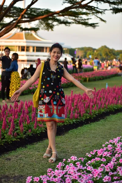 Porträt Einer Jungen Asiatin Die Tagsüber Einem Floralen Park Mit — Stockfoto