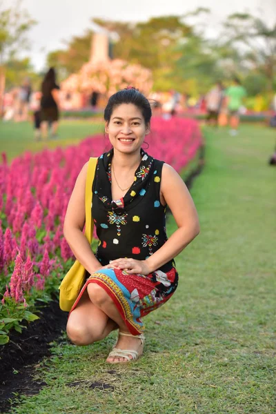 Portrait Young Asian Woman Posing Floral Park Colorful Flowers Daytime — Stock Photo, Image