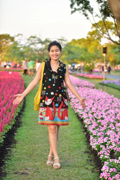 Portrait Young Asian Woman Posing Floral Park Colorful Flowers Daytime — Stock Photo, Image