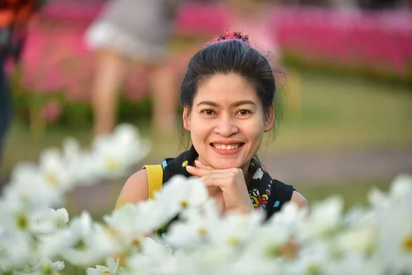 Portrait Young Asian Woman Posing Floral Park Colorful Flowers Daytime — Stock Photo, Image