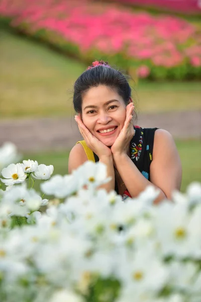 Ritratto Giovane Donna Asiatica Posa Nel Parco Floreale Con Fiori — Foto Stock