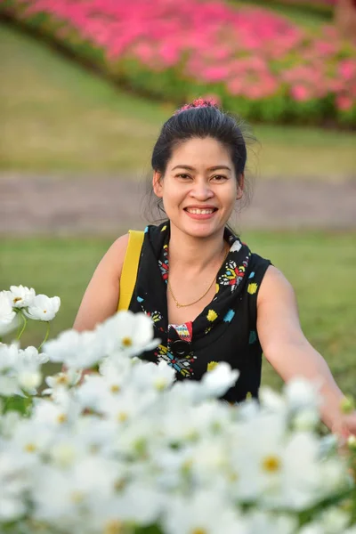 Portrait Young Asian Woman Posing Floral Park Colorful Flowers Daytime — Stock Photo, Image