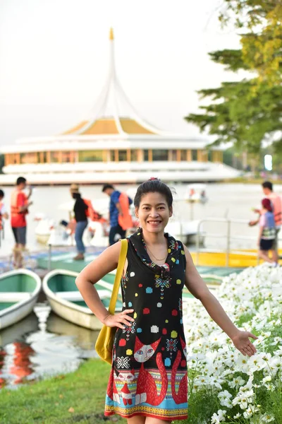 Portrait Young Asian Woman Posing Floral Park Colorful Flowers Daytime — Stock Photo, Image