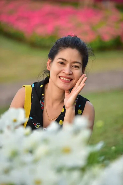 Portrait Young Asian Woman Posing Floral Park Colorful Flowers Daytime — Stock Photo, Image