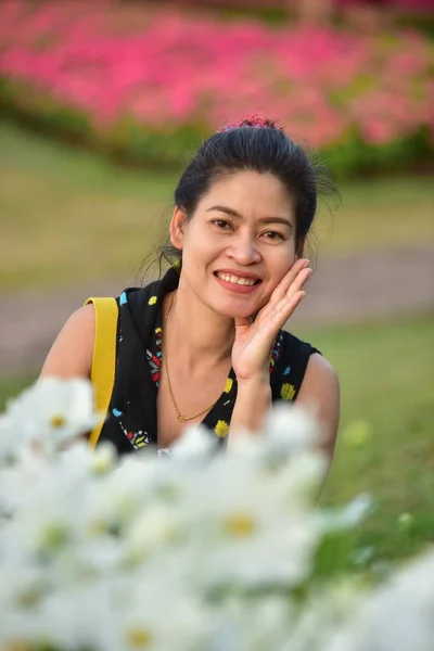 Portrait Young Asian Woman Posing Floral Park Colorful Flowers Daytime — Stock Photo, Image