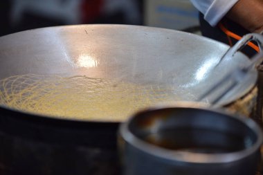 Sıcak tavayı yiyecekle kapat.