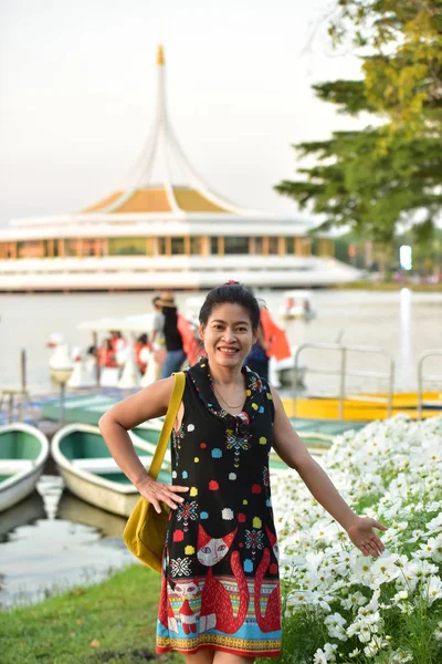 Portrait Young Asian Woman Posing Floral Park Colorful Flowers Daytime — Stock Photo, Image