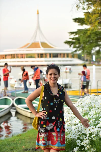 Portrait Young Asian Woman Posing Floral Park Colorful Flowers Daytime — Stock Photo, Image