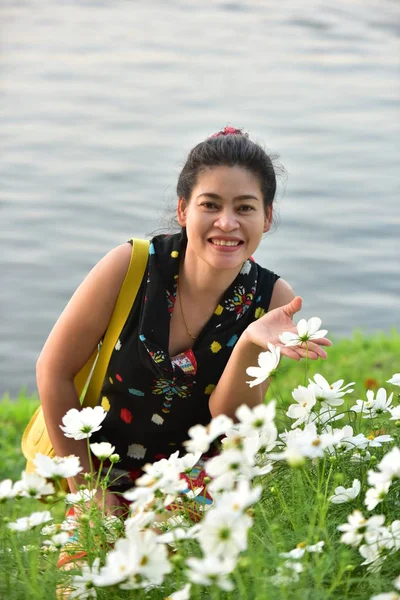 Portrait Young Asian Woman Posing Floral Park Colorful Flowers Daytime — Stock Photo, Image