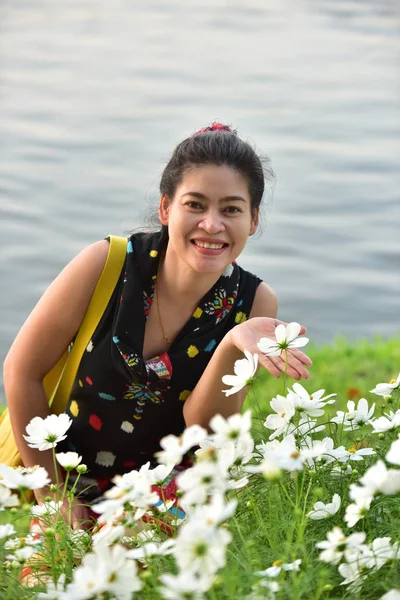 Porträtt Ung Asiatisk Kvinna Poserar Blomsterpark Med Färgglada Blommor Dagtid — Stockfoto