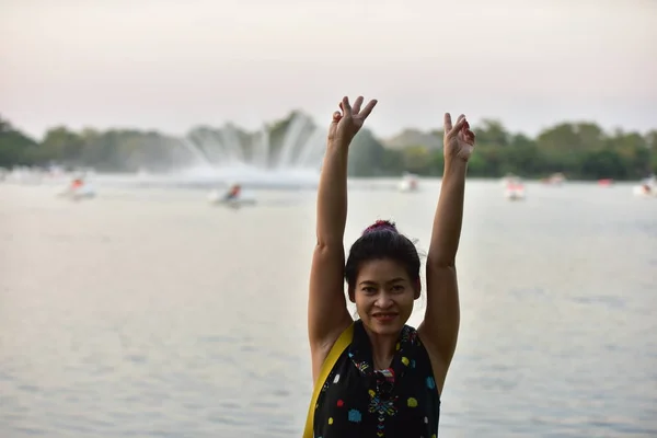 Молода Азіатська Жінка Позує Квітковому Парку Вдень — стокове фото