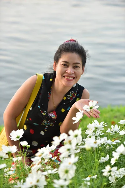 Ritratto Giovane Donna Asiatica Posa Nel Parco Floreale Con Fiori — Foto Stock