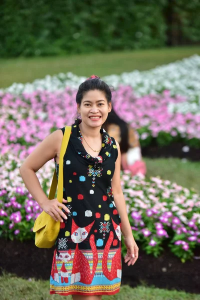 Portrait Young Asian Woman Posing Floral Park Colorful Flowers Daytime — Stock Photo, Image