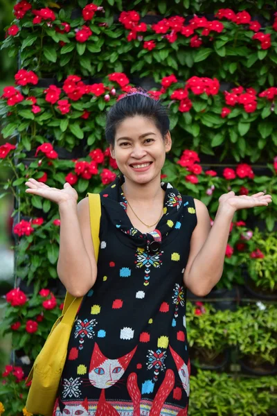 Portrait Young Asian Woman Posing Floral Park Colorful Flowers Daytime — Stock Photo, Image