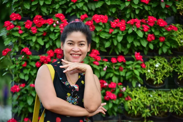 Portrait Young Asian Woman Posing Floral Park Colorful Flowers Daytime — Stock Photo, Image