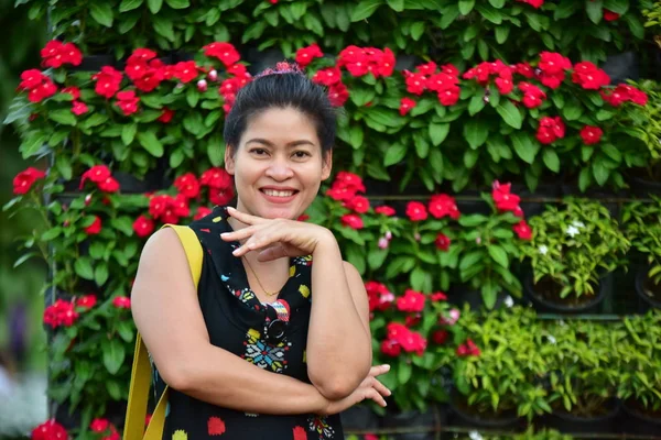 Retrato Jovem Mulher Asiática Posando Parque Floral Com Flores Coloridas — Fotografia de Stock