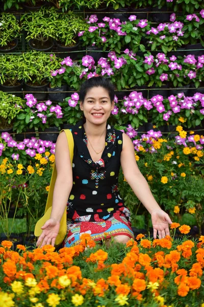 Portrait Young Asian Woman Posing Floral Park Colorful Flowers Daytime — Stock Photo, Image