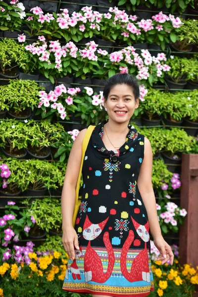 Portrait Young Asian Woman Posing Floral Park Colorful Flowers Daytime — Stock Photo, Image