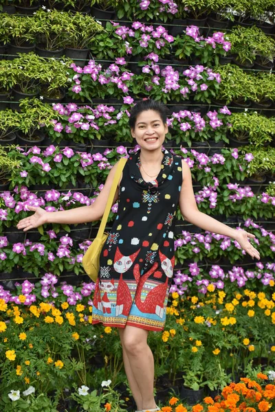 Portrait Young Asian Woman Posing Floral Park Colorful Flowers Daytime — Stock Photo, Image