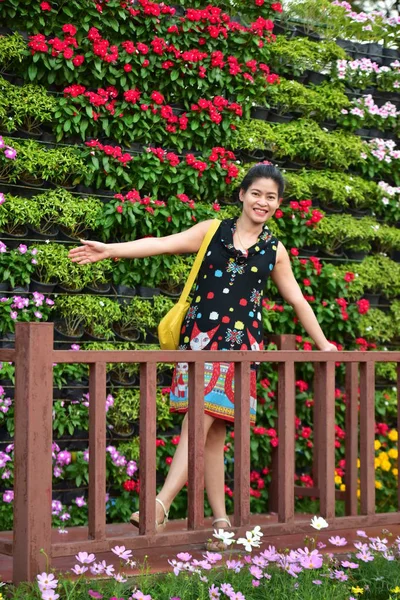 Retrato Mujer Asiática Joven Posando Parque Floral Con Flores Colores —  Fotos de Stock