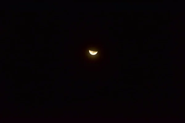 Księżyc Ciemnym Nocnym Niebie — Zdjęcie stockowe