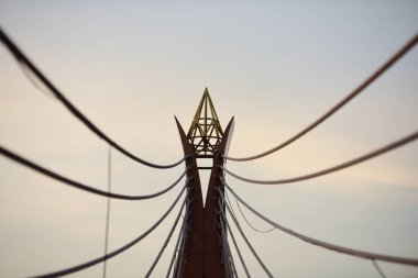 Gökyüzü arkaplanındaki modern köprü