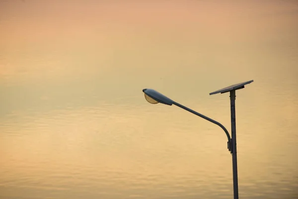 Lampa Pobliżu Wody Zachodzie Słońca — Zdjęcie stockowe
